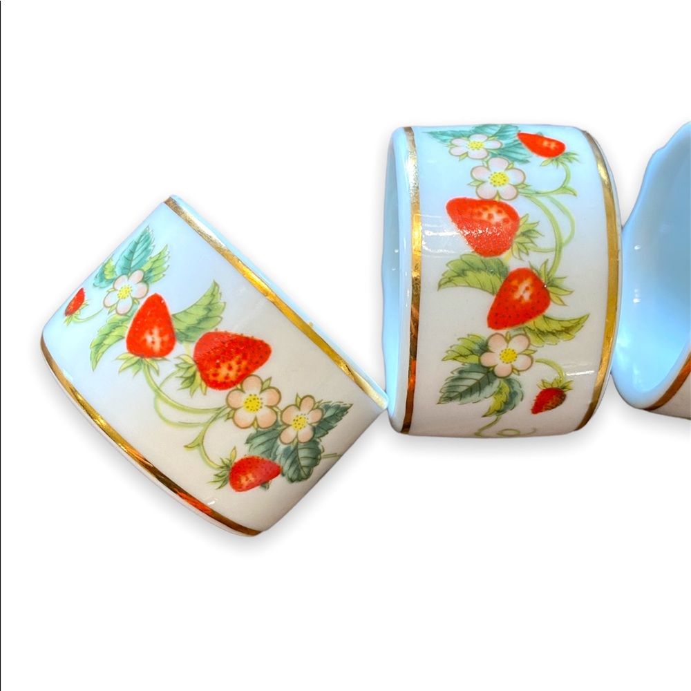 Vintage Avon Strawberry Napkin Holders/Rings Gold Trim Set Of Four EUC - Picture 2 of 6